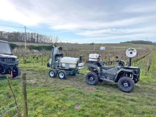 Le quad traite quand le tracteur coince