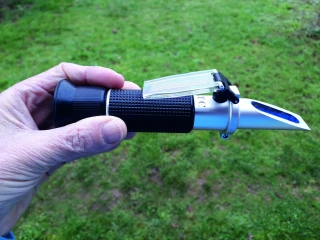 Un réfractomètre pour mesurer la qualité du colostrum