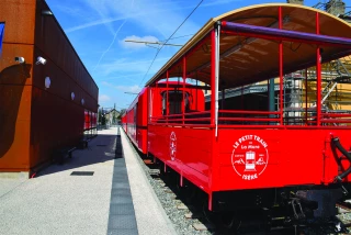 Le plateau retrouve  son train rouge