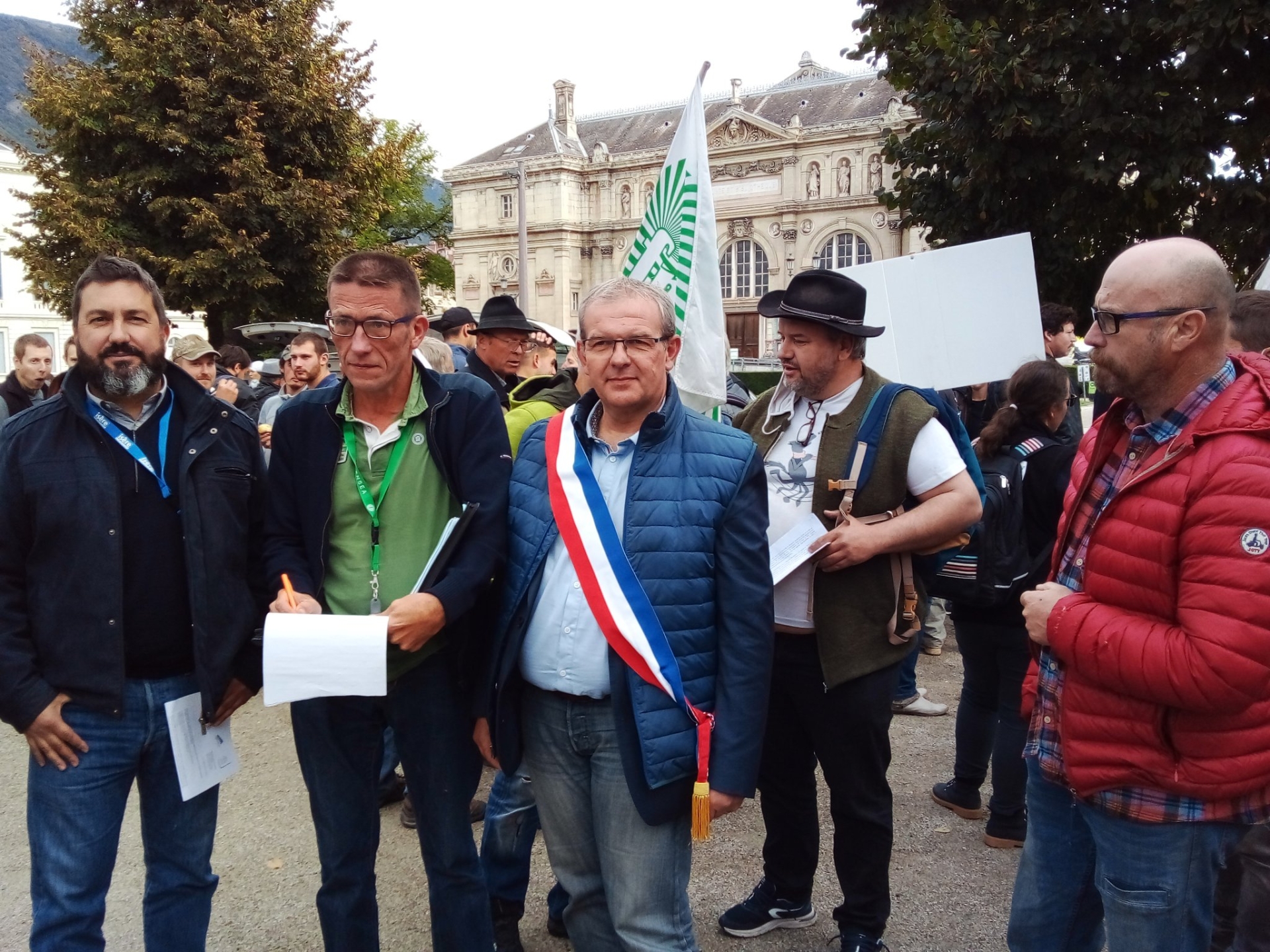 Queue de loup : éleveurs, élus, syndicalistes mobilisés à Grenoble