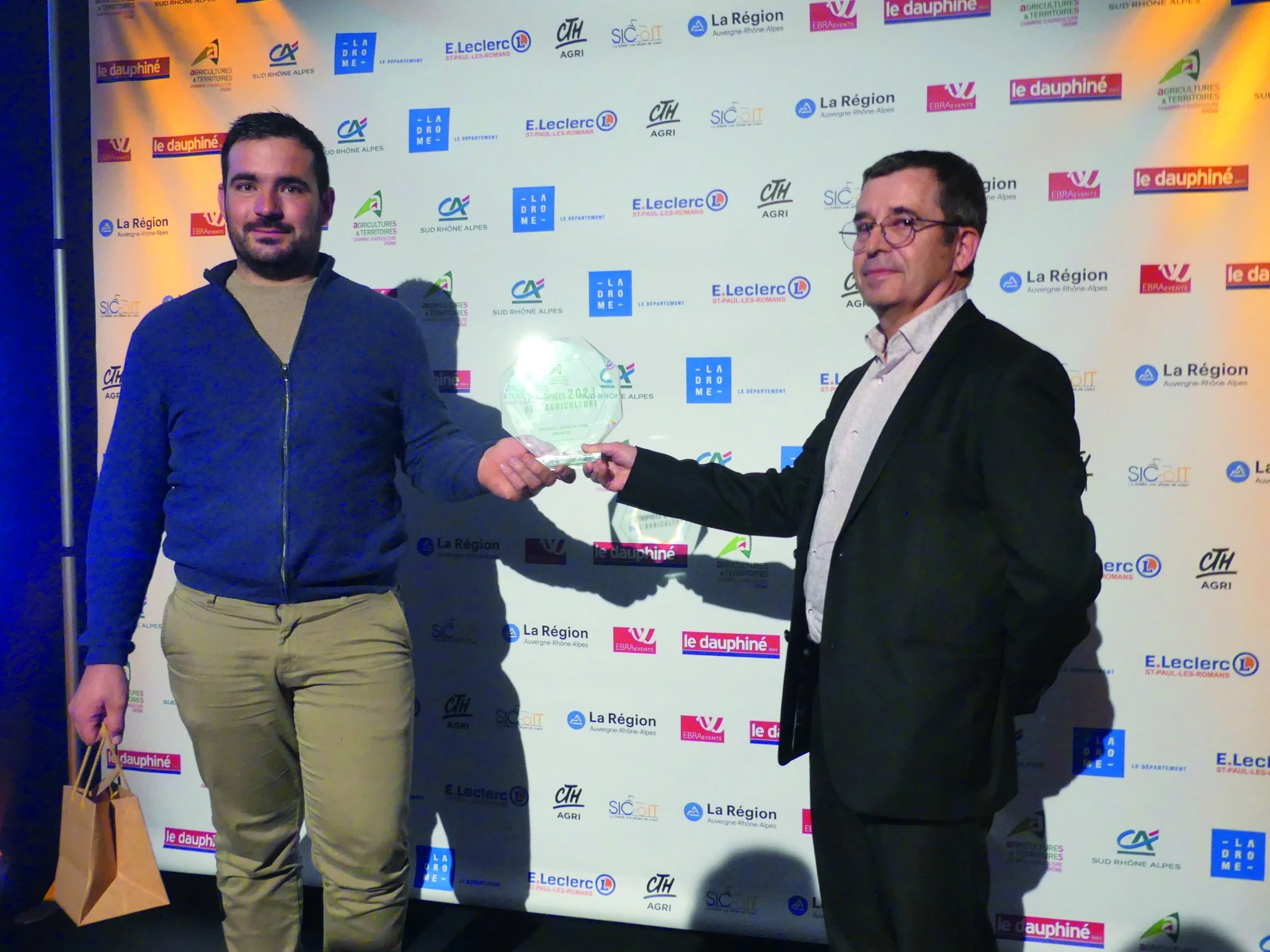Justin Roussin reçoit le trophée de l’agriculteur engagé