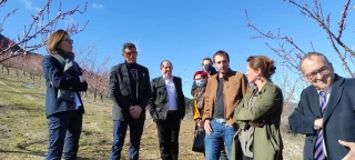 Amélie de Montchalin dans un verger des Baronnies