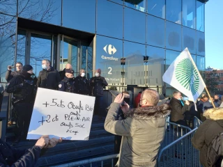 Manifestation des producteurs d’œufs au siège de Carrefour