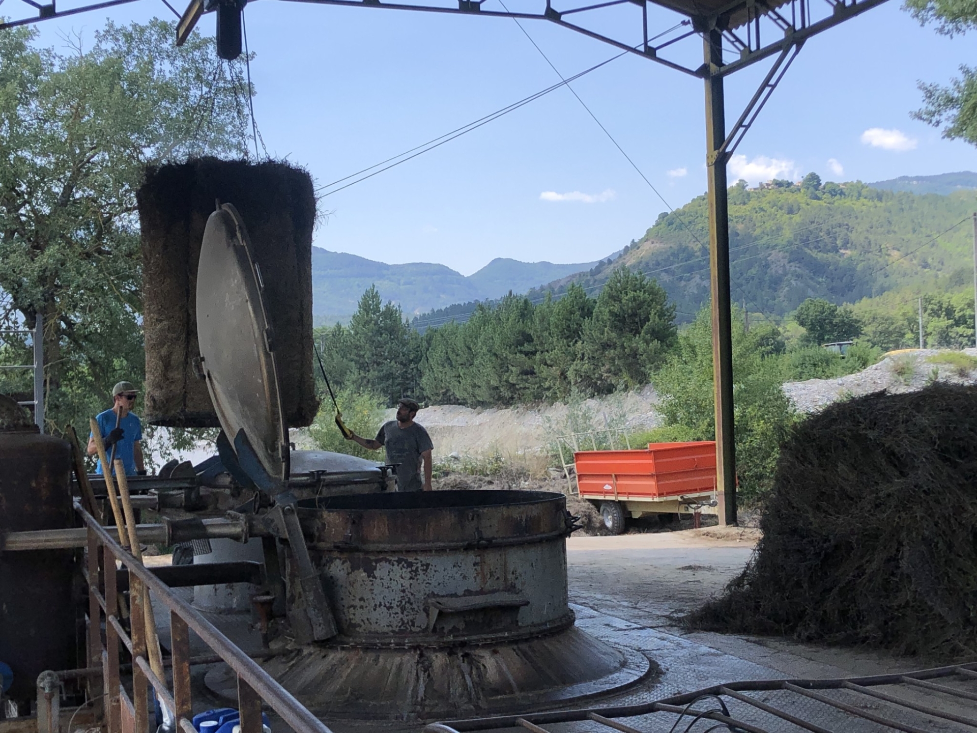 A Solaure-en-Diois,  la distillerie fonctionne  à la paille de lavande