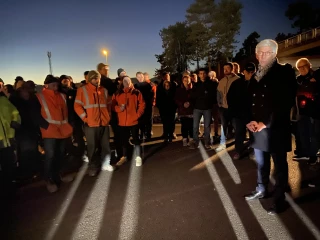 Le préfet de la Drôme à la rencontre des agriculteurs sur le point de blocage de Loriol