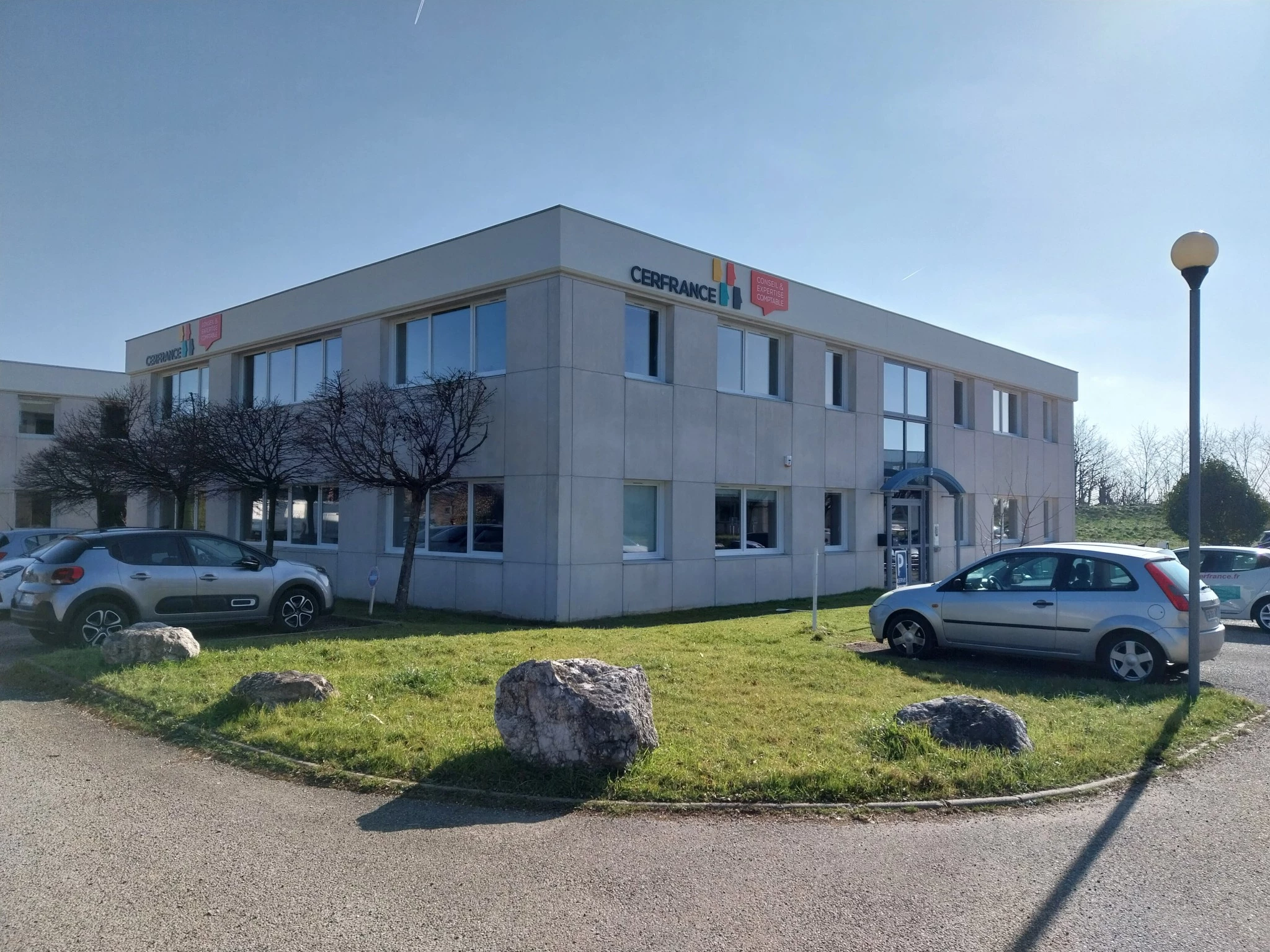 Depuis le début de l'année, le siège du Cerfrance Dauphiné Provence ainsi que l'agence de Valence ont déménagé dans un nouveau bâtiment situé au Plateau de Lautagne, 42 avenue des Langories à Valence.