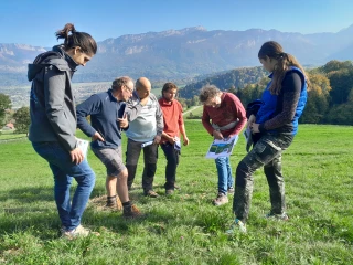 Sursemis regarnissage en prairies naturelles de Chartreuse