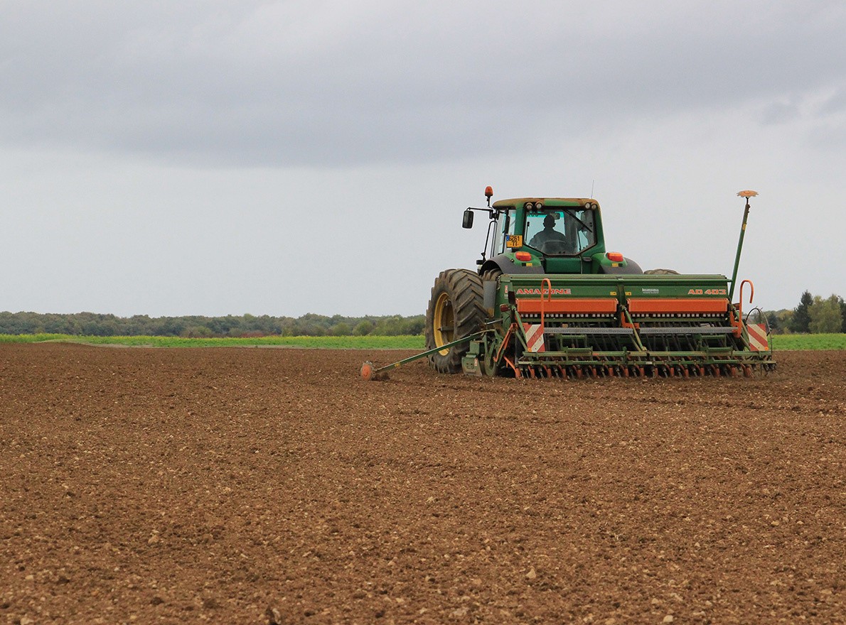 Les travaux agricoles se poursuivent, malgré le manque de carburant